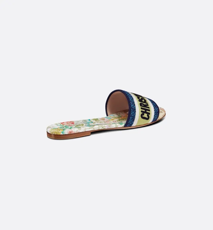 👟👟Ex-factory price 300👟👟 Dior women’s DWAY embroidered half-flops! Flat-soled slippers with letters for street wear. This year, Dor went crazy and changed designers. The whole style changed. Those who liked them quickly grabbed a pair as soon as possible! This knitted embroidered slipper is not just ordinary, comfortable and beautiful. It is a new series of three-dimensional letter embroidered slippers with a very stylish style. It is made with Dior Logo woven canvas embroidery technology! Fashionable touch! Flat slippers are classic, high-quality and glamorous masterpieces. The most popular spring and summer series in the counter are both temperamental, fashionable, classic and attractive. The design style is particularly beautiful on the feet∽ Whether it is a beach vacation or daily wear, it is absolutely full of freshness! ❤️Density embroidery, exquisite ogo texture and delicate lambskin midsole are super comfortable! This must-have item for summer, whether it is a beach vacation or daily wear, it is definitely full of freshness! Made in China with rubber sole and colorful hard box packaging, the high-end and luxurious feel is clear at a glance! Code number: 35——40 41 42 customized color, black, pink, gray